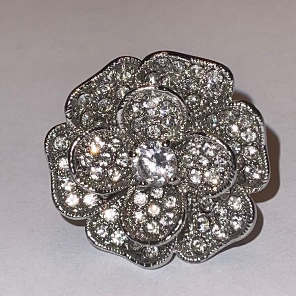 NWOT huge rhinestone flower shaped silver tone ring - Picture 1 of 8